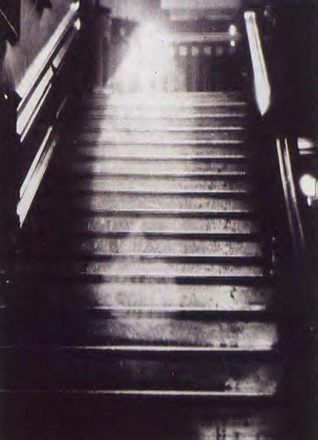 http://choosehypnosis.com/ghost_on_steps.jpg